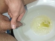 desesperado pissing largo y placentero en baño publico casi me pillan, sonido orininal,primer plano