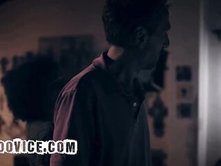 Pervy Photographer Has Sex With Black Honey After The Session