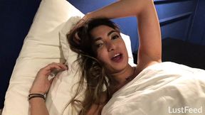 Tiny latina girlfriend fucks in bed - Frida Sante