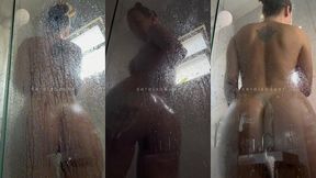 loira gostosa do rabao tomando banho peladinha