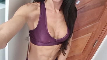 Paloma Veiga chegando cheia de tesão da academia gozando litros de leite na propria barriga