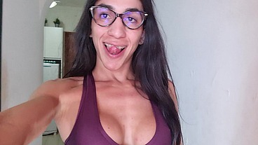 Paloma Veiga chegando cheia de tesão da academia gozando litros de leite na propria barriga