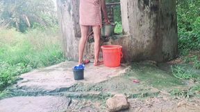 Desi Bhabhi Outdoor Freshng in Morning