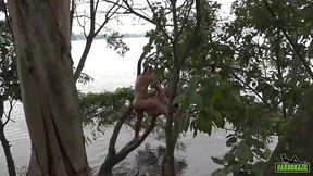 elisa sanches dando o cu em cima da arvore