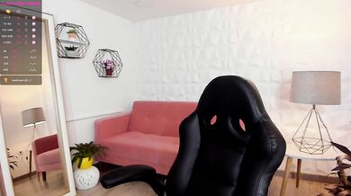 Brunette Latina Camgirl’s Jiggly Booty Winks at Hung Cocks