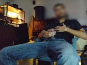 Masturbación con ropa usando una goma