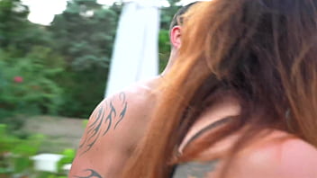 KIMBERLEY veut baiser avec un mec pour son mari voyeur.