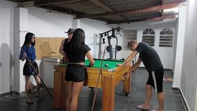 jogando bilhar com esses safados e ganhamos pau