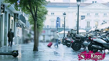 Rosie is lost in Madrid... But she knows her way around guys!!