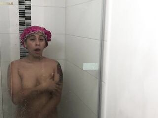 latin babe de enorme culo es espiada en el baño mientras se baña - porno en español