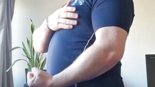 Lubben homofil bjørnehores hjemmelagde solo striptease som fører til intens anal pounding