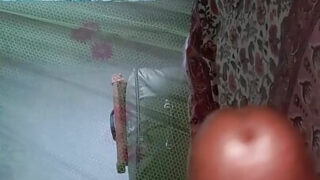 Zelfgemaakte solo-video van een jong, roodharig Indiaas lesbisch meisje dat anaal wordt geneukt.