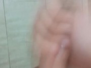 Joven de 18 se masturba en el baño mientras su familia no se da cuenta
