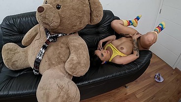 Layla Costa leva rola no rabo pela primeira vez