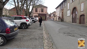 Alice, coquine sexy, veut une baise hard avec son collègue