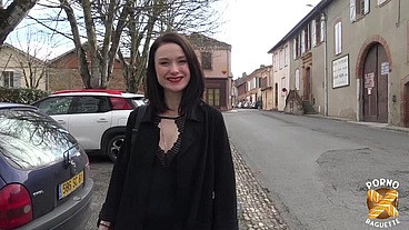 Alice, coquine sexy, veut une baise hard avec son collègue