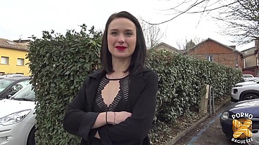Alice, coquine sexy, veut une baise hard avec son collègue