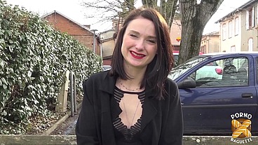 Alice, coquine sexy, veut une baise hard avec son collègue