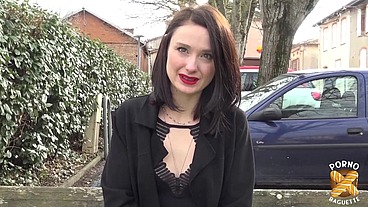 Alice, coquine sexy, veut une baise hard avec son collègue