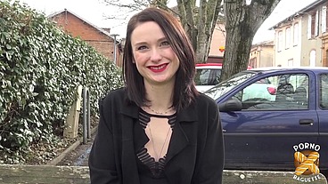 Alice, coquine sexy, veut une baise hard avec son collègue