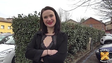 Alice, coquine sexy, veut une baise hard avec son collègue
