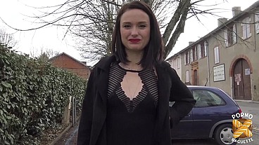 Alice, coquine sexy, veut une baise hard avec son collègue