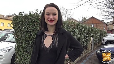 Alice, coquine sexy, veut une baise hard avec son collègue