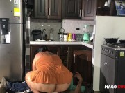 CHICA CONTRATA AL FONTANERO PARA ARREGLAR TUBO ROTO Y LE PAGA CON UNA FOLLADA