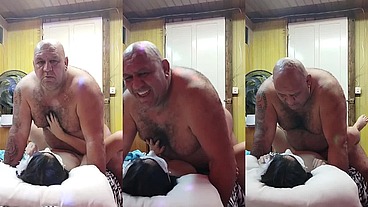NOVINHA GOSTA QUE O TIUZAO VAI POR CIMA DELA GOSTA DE SENTIR O PESO DESSE VEIOOOO GRANDÃO---ELA ADORA BEIJAR
