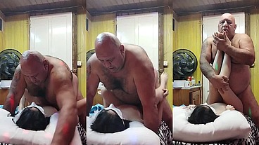 NOVINHA GOSTA QUE O TIUZAO VAI POR CIMA DELA GOSTA DE SENTIR O PESO DESSE VEIOOOO GRANDÃO---ELA ADORA BEIJAR