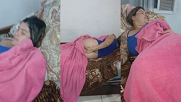 Loira safadinha vai no apto do vizinho comer pastel e faz um boquete no marido pra ele ver