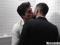 Two Mormon twinks hook up in the bathroom secretly