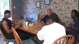 La rubia de grandes tetas Britney Madison recibe una gran polla negra en su culo durante un trío caliente