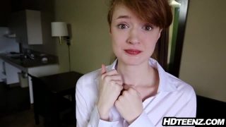Abbey Rain si traveste da cameriera d&#39;albergo e si fa scopare mentre si masturba, poi viene ricoperta di sperma (POV)