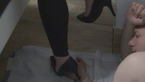 calca pe mana cu tocul