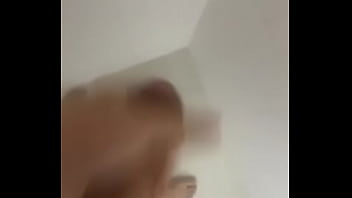 Batendo punheta no banho