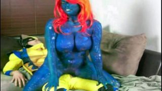 ดอกทองทาสีร่างกายคอสเพลย์เป็น Mystique จาก X-Men Riding Wolverine&#39;s Cock