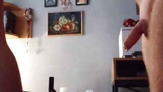 Ο παχουλός crossdresser με φόρεμα ρουφάει πούτσο και μετά δέχεται bareback χτύπημα