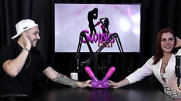 A m&atilde_e expulsou ela de casa, comentaram sobre harmoniza&ccedil_&atilde_o de p&ecirc_nis, ela gosta de pau pequeno - Bia Ruyva &amp_ Jack Por (SHEER/RED)