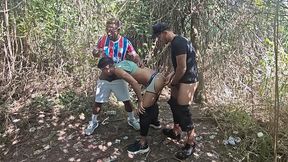 dei o cu para 3 ativos atras das arvores do parque.