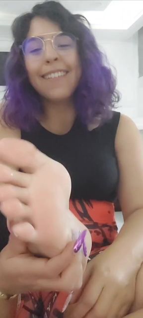 Average white girl shows off her body in a solo video shot in a professional stu
