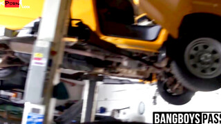 Bike mechanic barebacks and creampies muscular customer