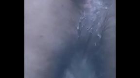 jugando con calabresa en su culo