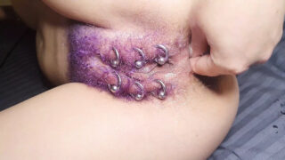 Vingeren, spuitend orgasme, handjob, orgasme, spuitend, gapend, vuistneuken – hoer met gekleurd haar en piercing wordt anaal gevuist