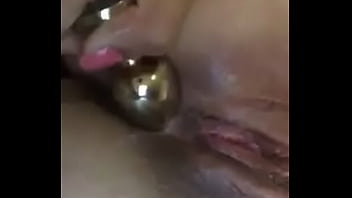 Je joue avec mon plug anal et je me caresse en m&ecirc_me temps Vid&eacute_o exclusive ...