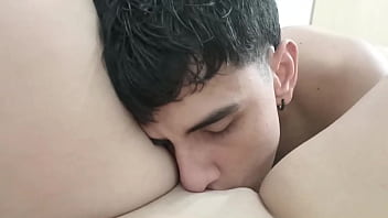 La primera chica a la que yo le meto mi verga es a la puta de mi hermanastra en embarazo.