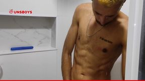 passivo safadinho tomando banho