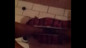 Se la jala rico en el ba&ntilde_o