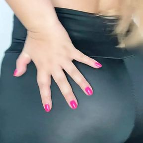 stepmom with huge round ass shows off her curves