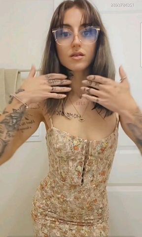 Mommy shakes her perfect peach for you and flashes you